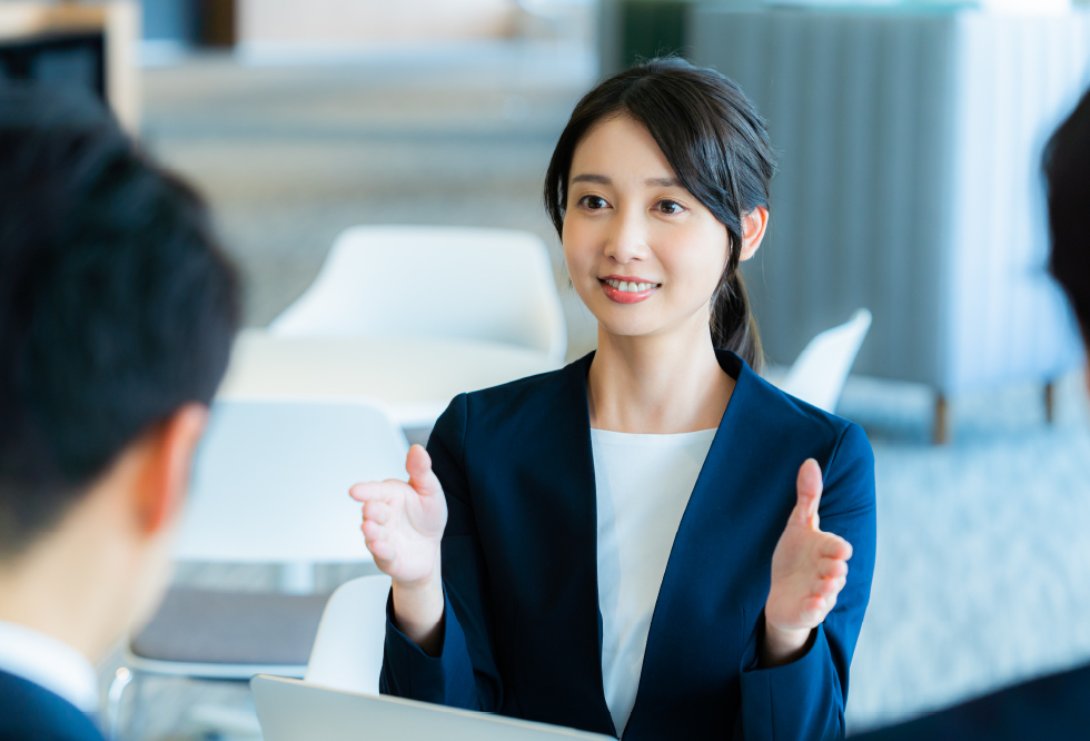 説明している女性